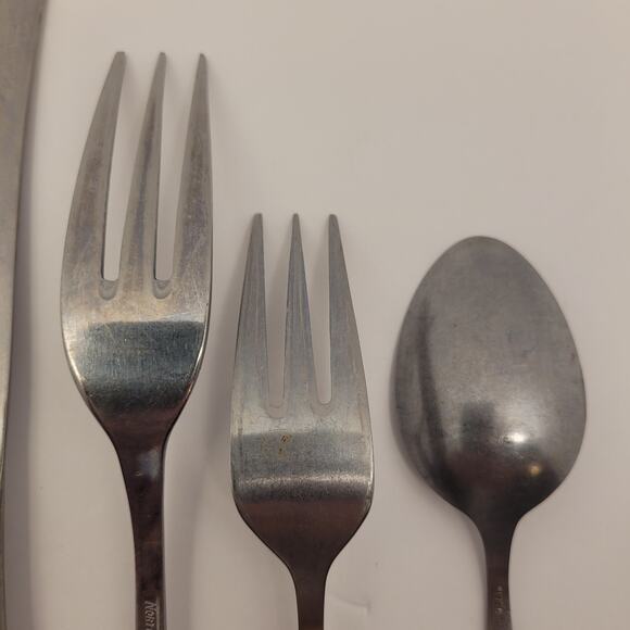 Present 4-Piece Flatware Set Knife Dinner Fork Salad Fork Teaspoon Stainless - Picture 4 of 9